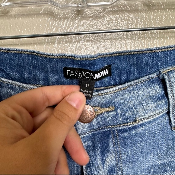 Fashion Nova Light Wash Distressed Straight Jeans Size 11 - Picture 4 of 5